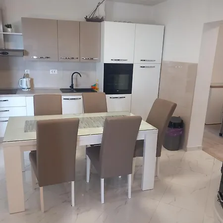 Navis San Terase Haus *